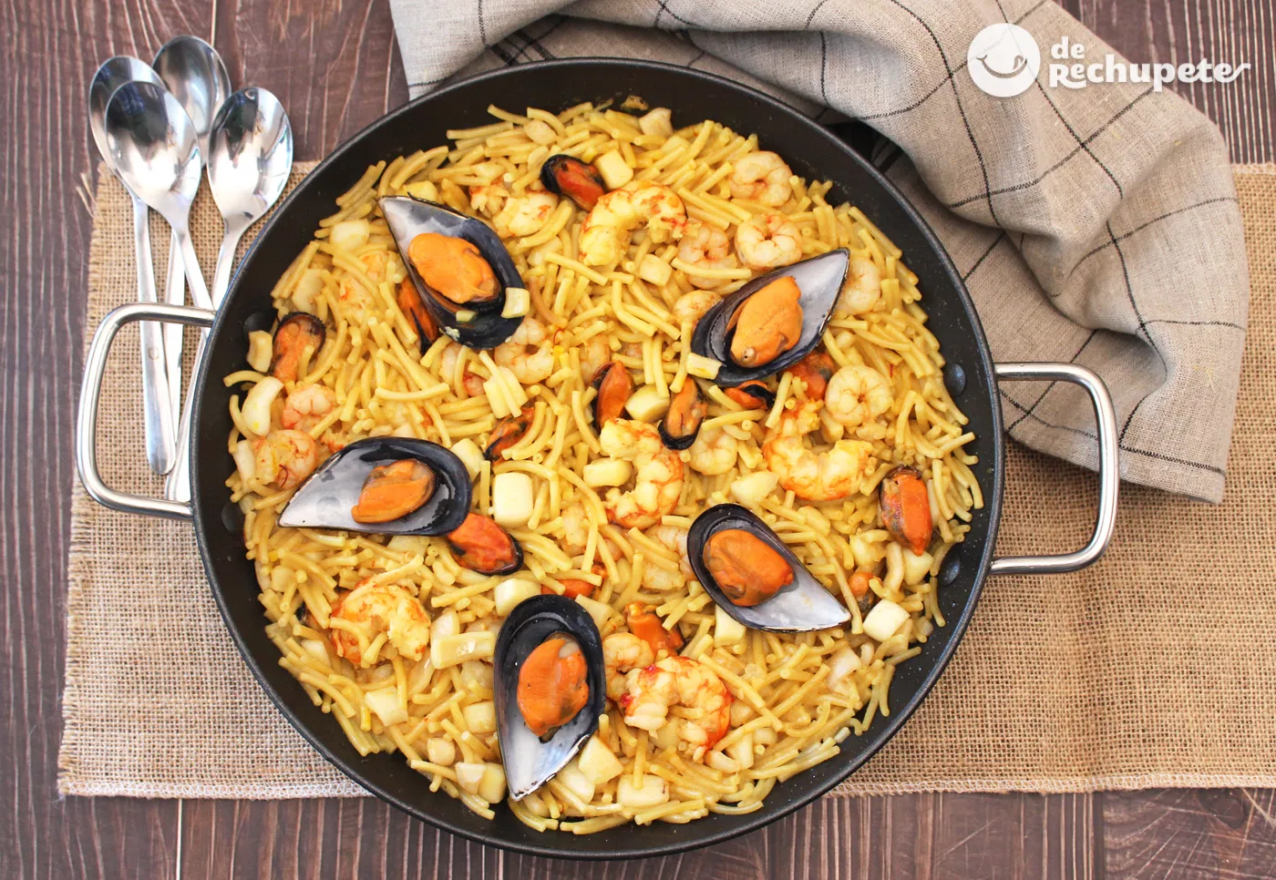 Recetas de rechupete's version of Fideuà. which is a traditional Spanish seafood dish from the coastal regions of Valencia and Catalonia that is similar to paella but made with short, thin pasta noodles called fideos instead of rice